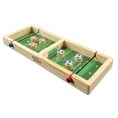 Jogo de futebol de mesa em madeira clara com pinos azuis e vermelhos e campo verde
