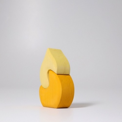 Blocos de madeira amarelos empilhados sobre superfície branca