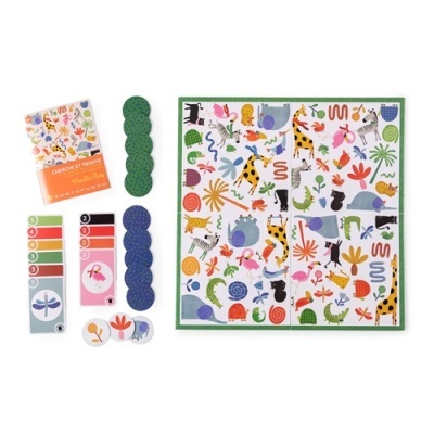 Jogo de cartas com animais coloridos e fichas verdes e azuis sobre fundo branco