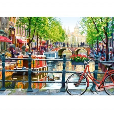 Cena urbana com canal, barcos, ponte, árvores, pessoas e bicicleta vermelha