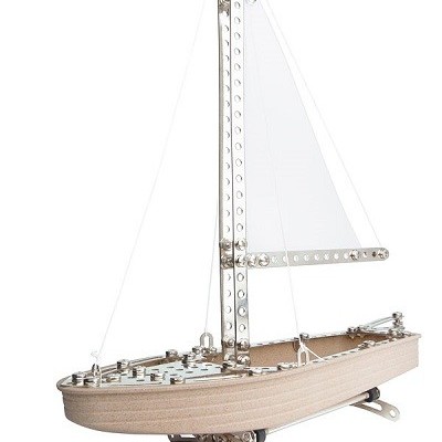 Modelo de barco à vela com estrutura metálica e casco de madeira clara