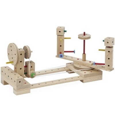 Estrutura mecânica em madeira clara com parafusos coloridos e peças móveis.
