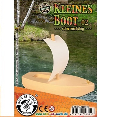 Brinquedo pequeno barco de madeira com vela branca, rótulos e selo KIDS AT WORK