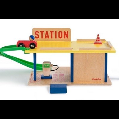 Posto de combustível em madeira com bombas, carrinho, cones e placa STATION