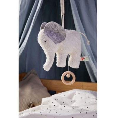 Elefante de peluche cinzento e branco pendurado com anel de madeira