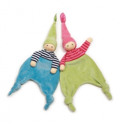 Dois bonecos de pano coloridos com chapéus pontiagudos e nós nas pontas das calças