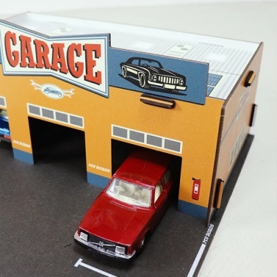 Miniatura de garagem com carro vermelho de brinquedo
