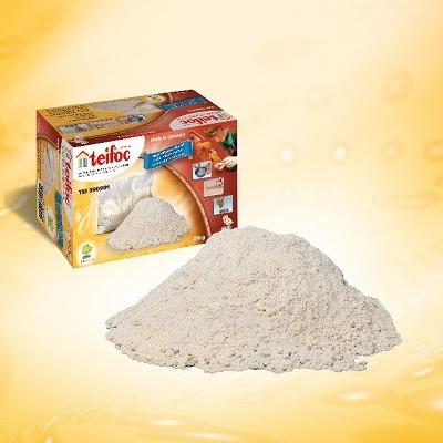 Saco de farinha branca em pó com embalagem teifoc ao fundo, fundo amarelo com padrões circulares.