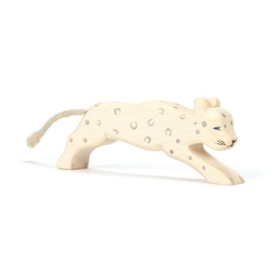 Escultura de leopardo em madeira com cauda de corda e manchas pintadas