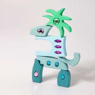 Figura colorida em madeira com pedras decorativas sobre fundo branco