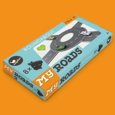 Caixa de brinquedo 'MY ROADS' com peças de estrada em fundo laranja