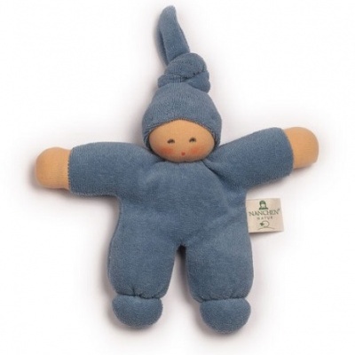 Boneco de peluche azul com gorro e etiquetas visíveis