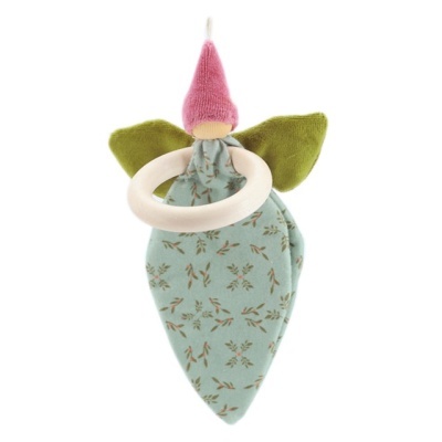 Brinquedo bebé tecido com padrão floral, asas verdes, chapéu cor-de-rosa e anel de madeira