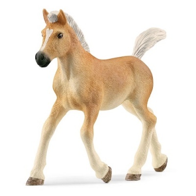 Figura de cavalo castanho claro com crina e cauda brancas