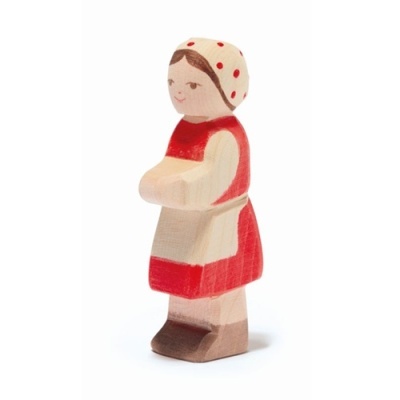 Figurinha de madeira pintada de mulher com vestido vermelho e lenço com pontos vermelhos