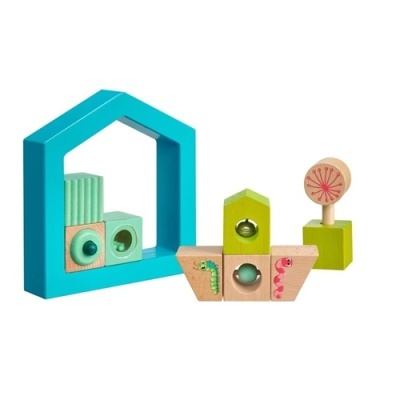 Blocos de madeira coloridos para brincar com padrões e formas variadas.