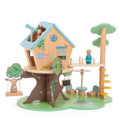 Casa na árvore de brinquedo de madeira com figuras e acessórios coloridos