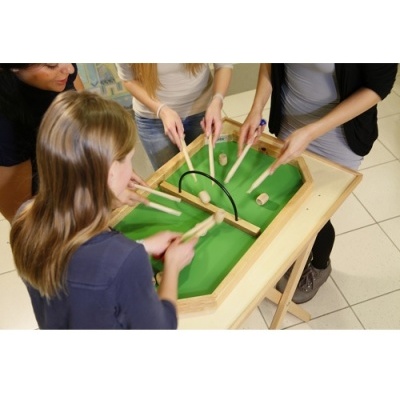 Jogo de madeira com tabuleiro verde e quatro jogadores com bastões