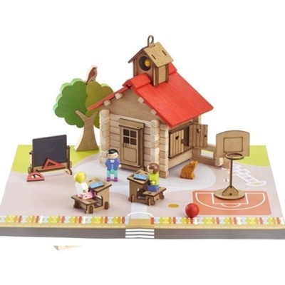 Modelo em madeira de escola com figuras, árvores e campo desportivo