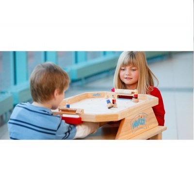 Crianças a jogar jogo de mesa de madeira com pinos coloridos