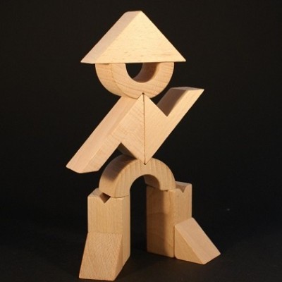Figura humana feita com blocos de madeira empilhados