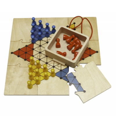 Jogo de tabuleiro em madeira com peças azuis, amarelas e vermelhas sobre tabuleiro geométrico