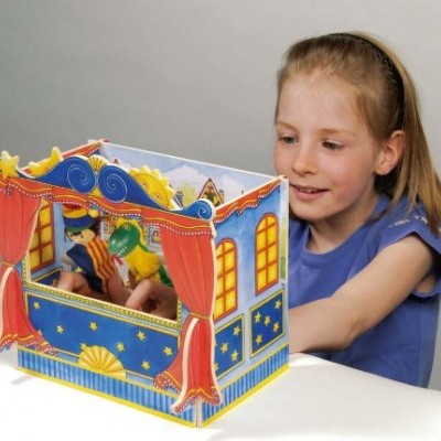 Menina a brincar com teatro de marionetas colorido em papel