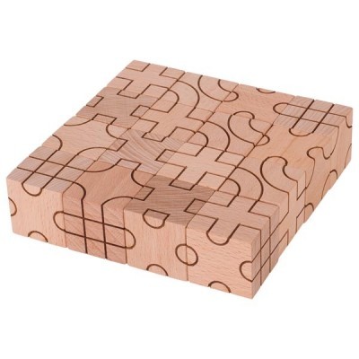 Bloco de madeira claro com padrão de puzzle gravado