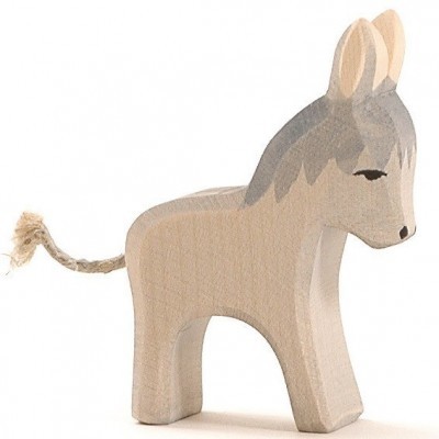 Figurinha de burro em madeira pintada cinza e bege com rabo de corda
