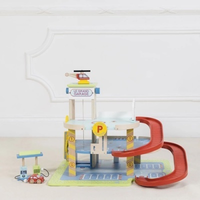 Parque de estacionamento infantil em madeira com rampa vermelha em espiral