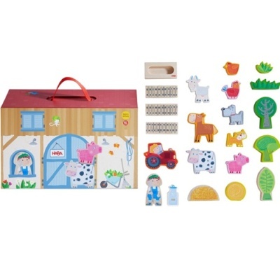 Brinquedo de madeira infantil com casa de quinta e figuras de animais e pessoas coloridas