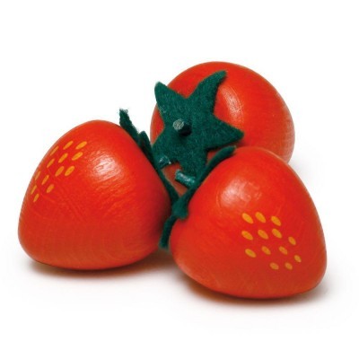 Três morangos de madeira pintada com folhas verdes em feltro