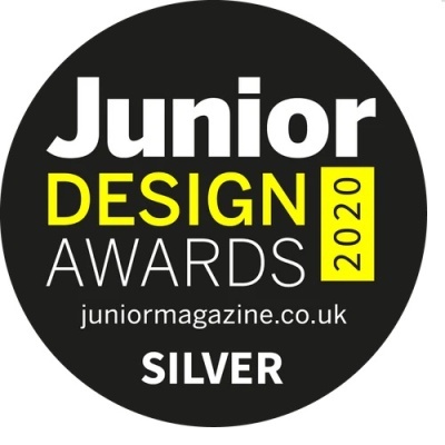 Selo redondo preto com texto branco e amarelo Junior Design Awards 2020 Silver