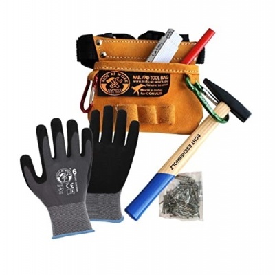 Conjunto de ferramentas para carpintaria com saco de pele castanha, martelo, luvas e pregos