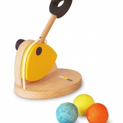 Suporte de madeira com varinha e três bolas coloridas