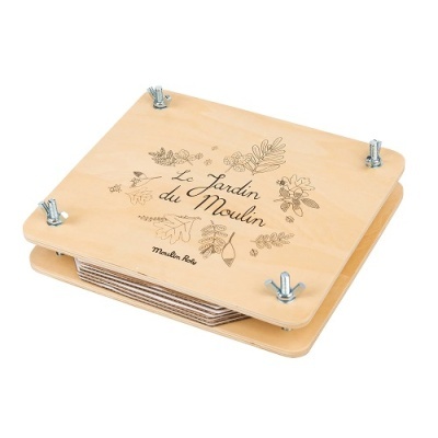 Quadro de madeira clara com ilustrações florais e texto gravado, tecido xadrez dobrado, parafusos metálicos