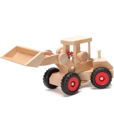 Carrinho de madeira com rodas negras e detalhes vermelhos