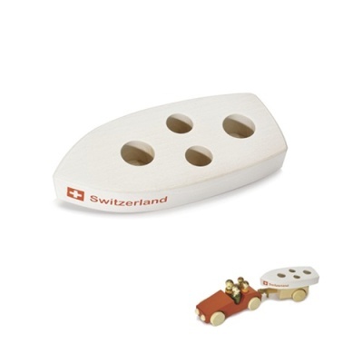 Brinquedo de madeira carro vermelho e atrelado branco com buracos e texto Switzerland