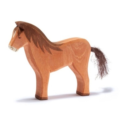 Figura de cavalo em madeira castanho com cauda de pêlo