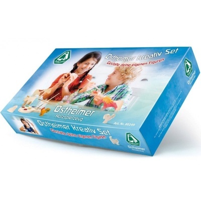 Caixa azul com conjunto criativo Ostheimer para figuras de madeira, com foto de mulher e criança a brincar.