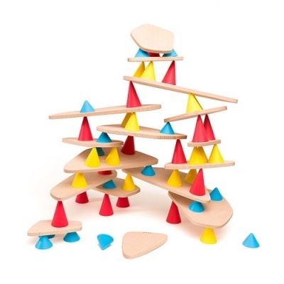 Jogo de construção em madeira com bases claras e cones coloridos vermelhos, azuis e amarelos