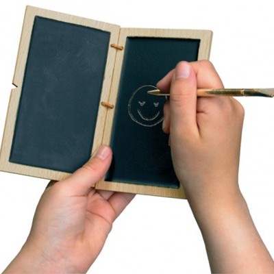 Prancha dupla de ardósia com moldura de madeira e desenho de rosto feliz