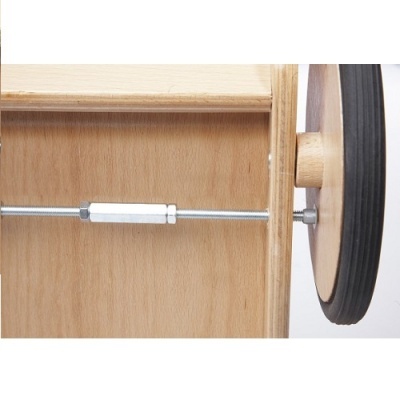 Roda de madeira com aro preto e eixo metálico fixado em suporte de madeira