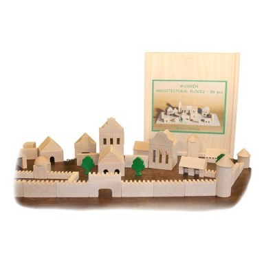 Conjunto de blocos arquitetónicos de madeira natural com várias formas de construções e árvores verdes.