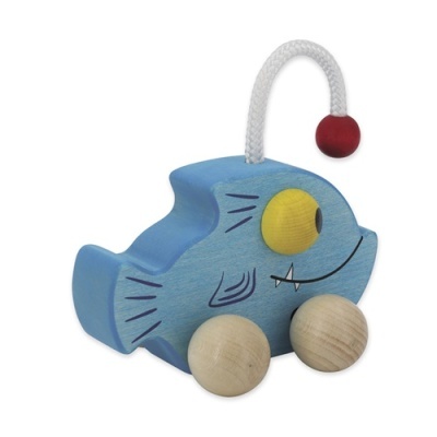 brinquedo de madeira em forma de peixe azul com rodas e cabo de corda
