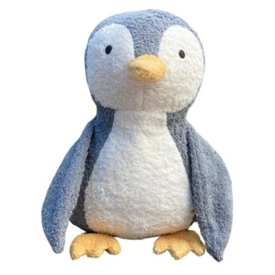 Pelúcia de pinguim cinzento, branco e amarelo com textura felpuda