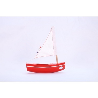 Modelo de barco de vela vermelho com vela branca em fundo branco