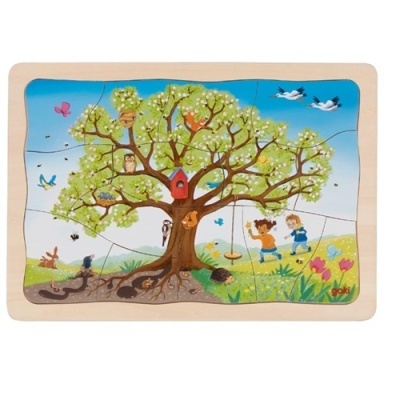 Quebra-cabeças de madeira com imagem de árvore e crianças a brincar.