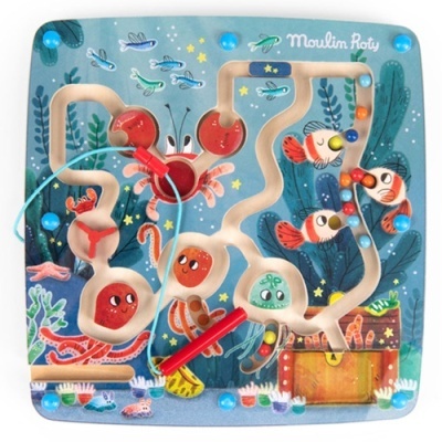 Brinquedo de madeira com labirinto de contas coloridas e tema subaquático.