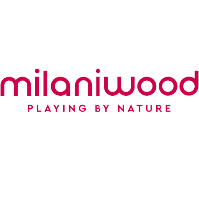Logótipo milaniwood a rosa com slogan PLAYING BY NATURE